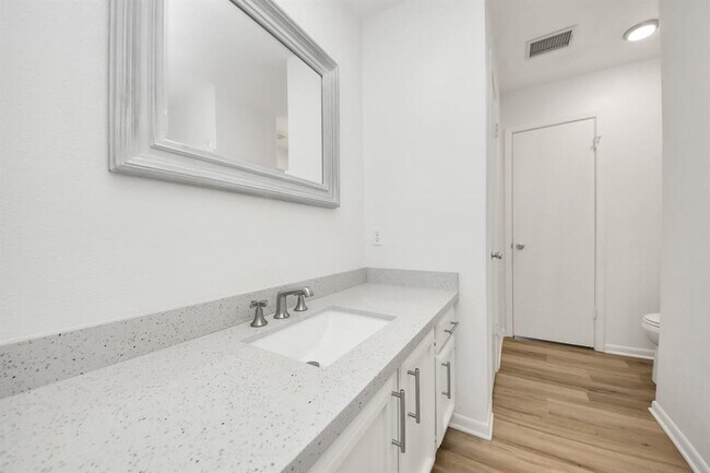 Building Photo - 2207 Bauer Dr