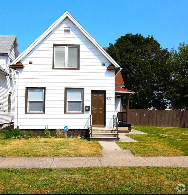 Building Photo - Spacious 4 Bedroom 1.5 Bath House Located ...