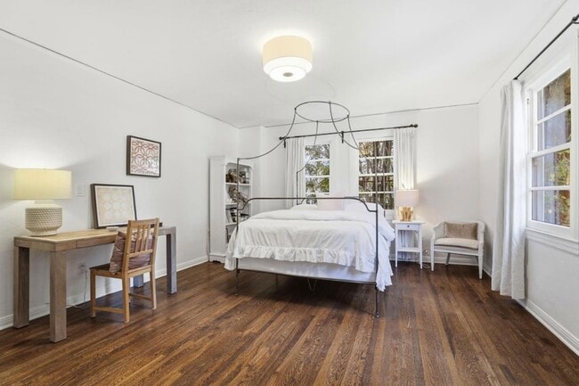 Building Photo - 566 E Crescent Dr