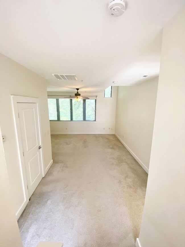 Building Photo - Townhome in First Ward!