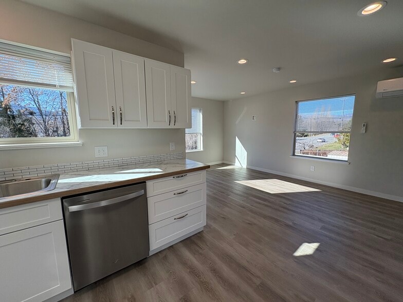 Building Photo - 2210 Arden Ct N