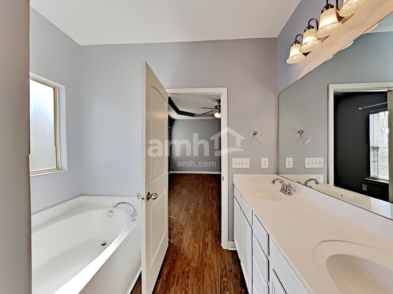 Building Photo - 1116 Selous Dr