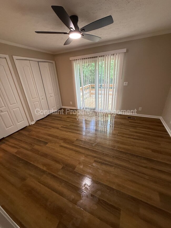 Building Photo - 3469 Kingsbury Dr