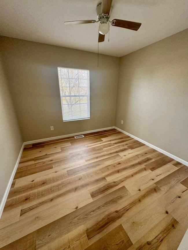 Building Photo - 2 Bedroom +Office in Stratmoor Valley