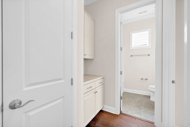 Building Photo - Light, bright, and move-in ready home in the highly sought-after Trilogy at Lake Norman community...