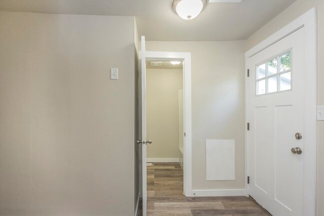 Building Photo - Wonderful 2 bedroom home with garage