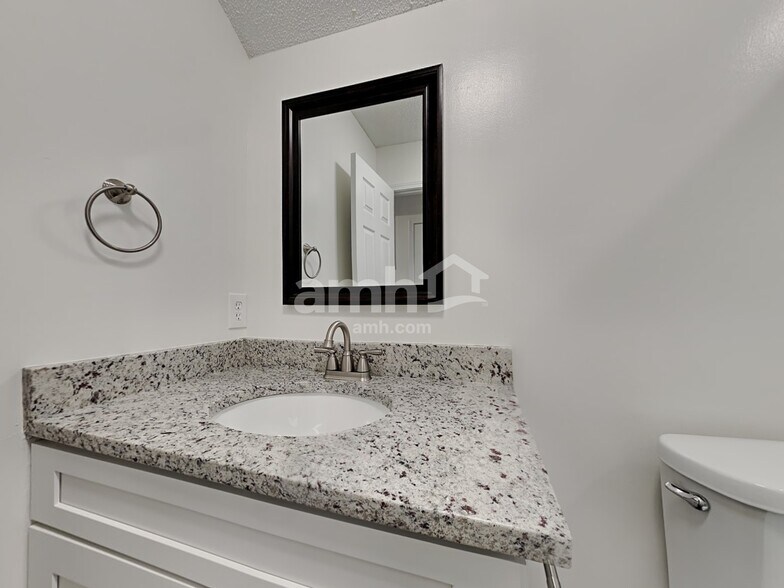 Building Photo - 118 Larkspur Dr