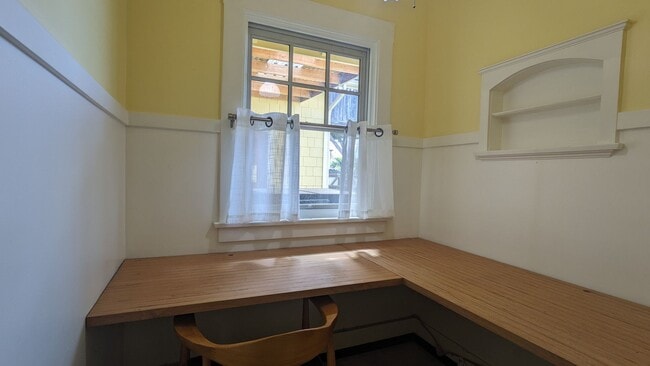 Building Photo - Furnished home, all utilities included!
