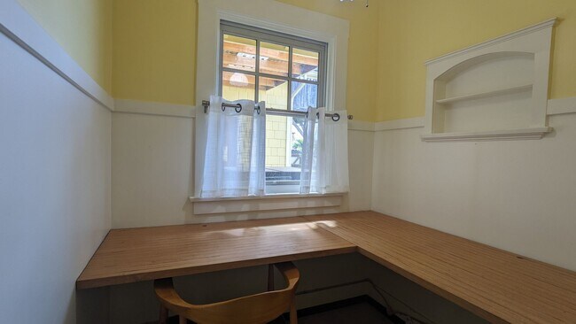Building Photo - Furnished spacious 2/1 historic home in do...