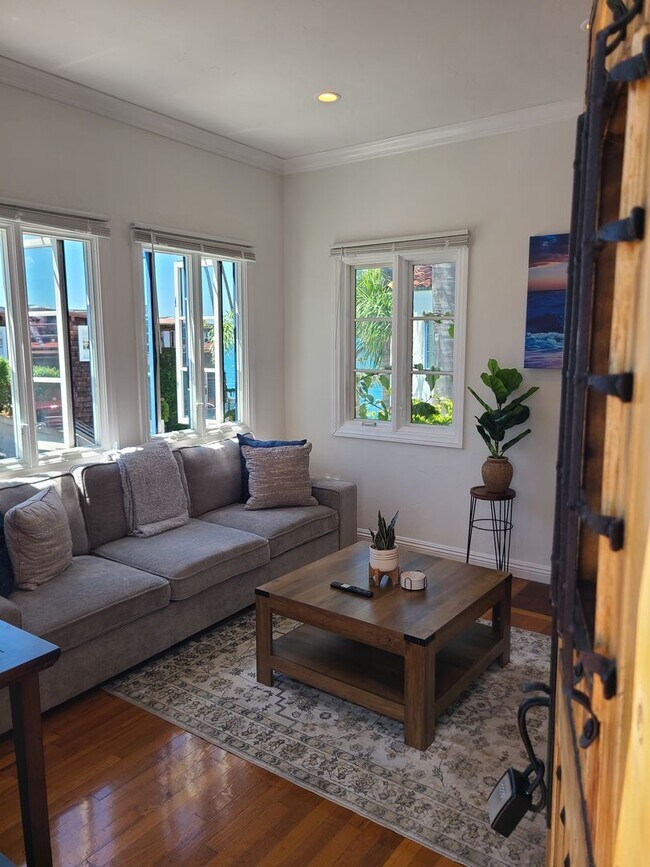 Building Photo - Charming 2 Bed 1 bath "fully furnished monthly rental" in La Jolla Village.