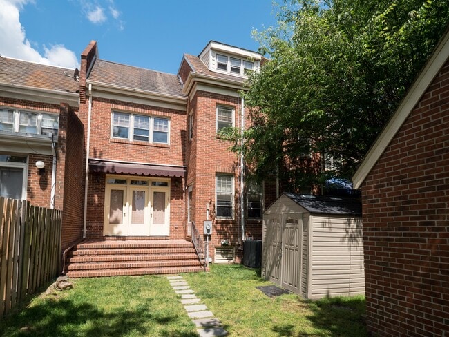 Building Photo - 1010 Colonial Ave