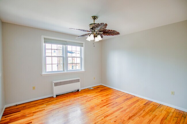 Building Photo - 2553 E Somerset St