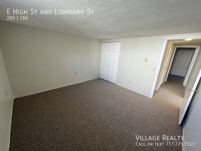 Building Photo - Huge 2-Bed apartment with washer/dryer hoo...