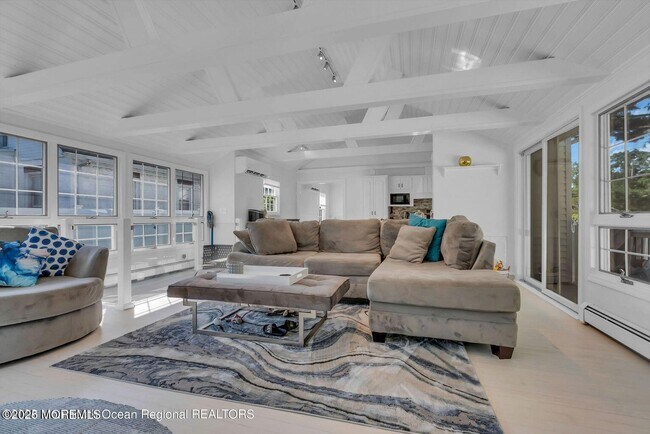 Building Photo - 373 W Park Ave