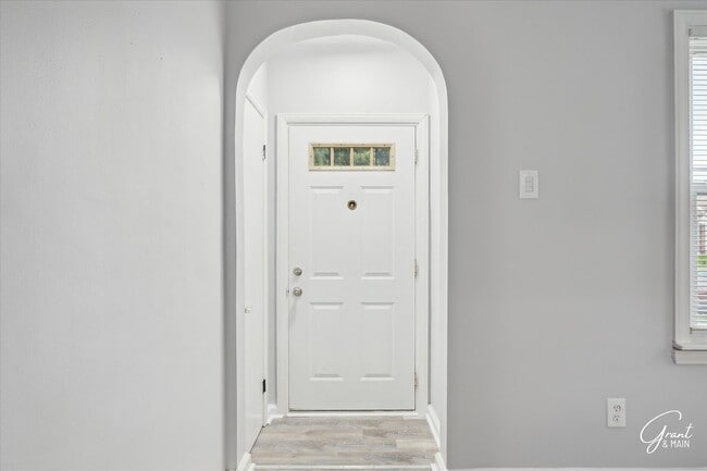 Building Photo - $1300 3 bedroom
