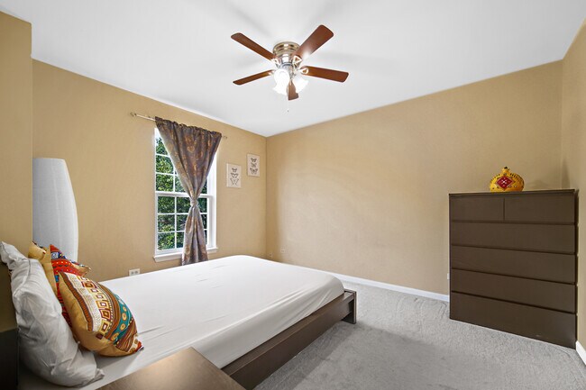 Building Photo - 1044 Oakhill Dr