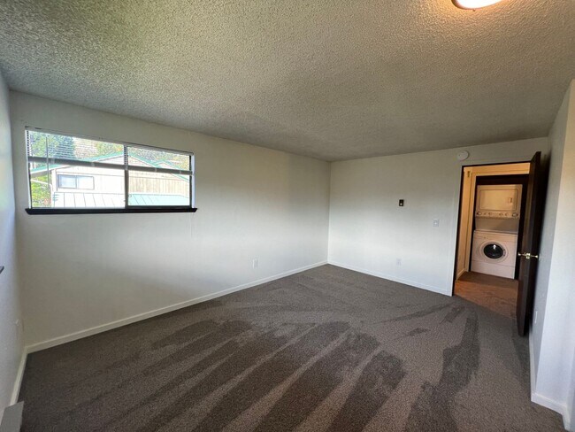 Building Photo - 3 Bedroom 1.5 Bath Townhouse Near WWU and Fairhaven