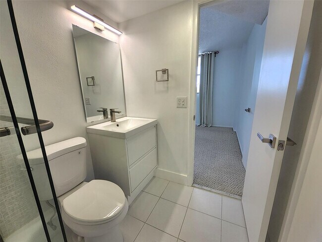 Building Photo - 112 Royal Pk Dr