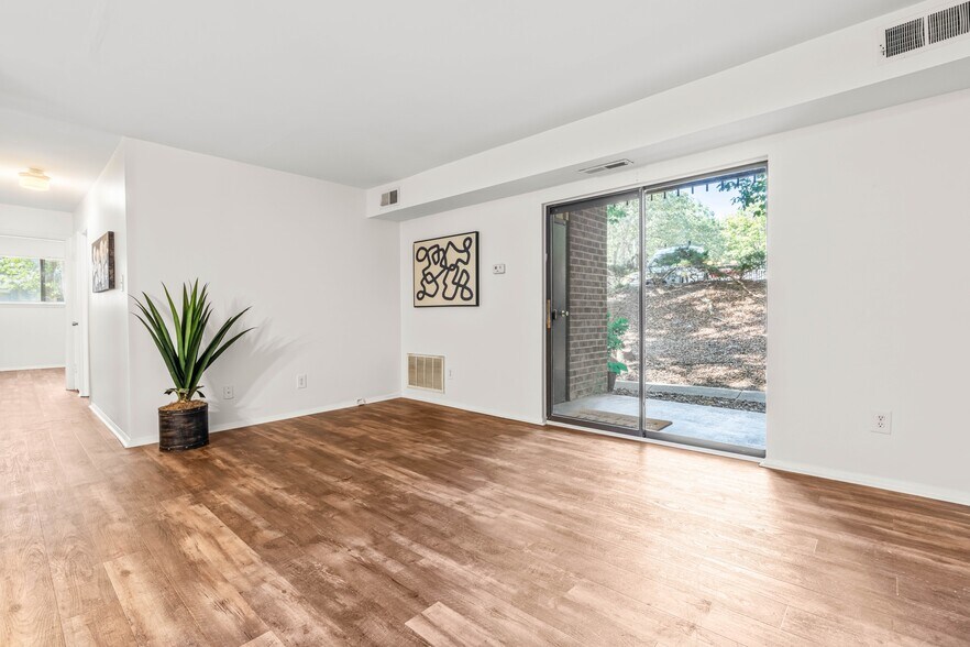 Building Photo - 1212 Schaub Dr