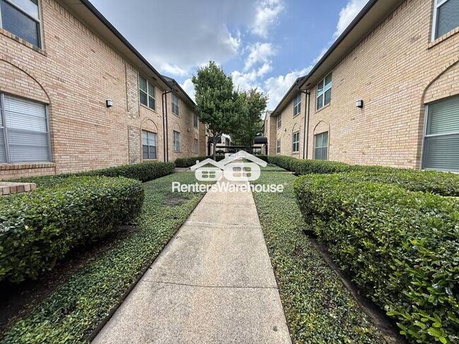 Building Photo - 2 Bed / 2 Bath Condo in Gated, Secluded Co...