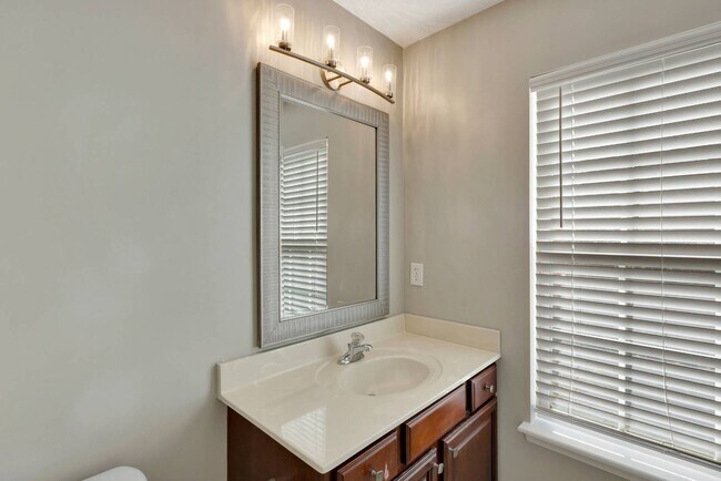 Building Photo - Lakes of Summerville