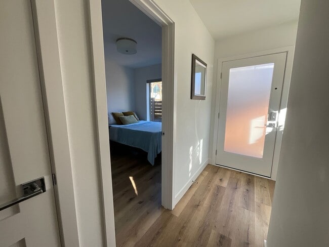 Building Photo - Stunning Townhouse in Ballard