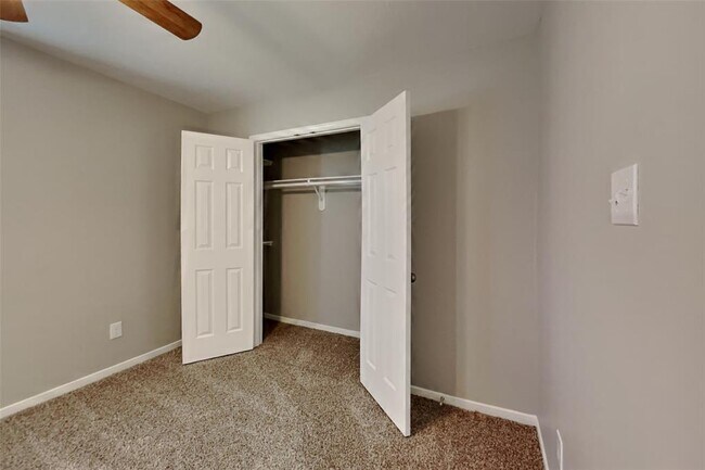Building Photo - 18502 Dinner Creek Dr