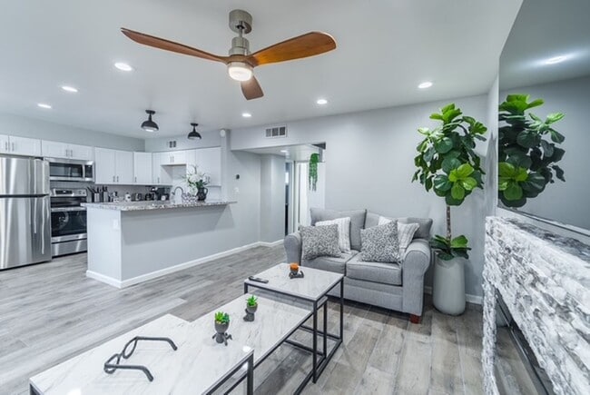 Building Photo - Move-In Ready, Fully Furnished Condo – Prime Strip Location