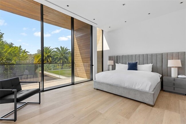 Building Photo - 825 E Dilido Dr