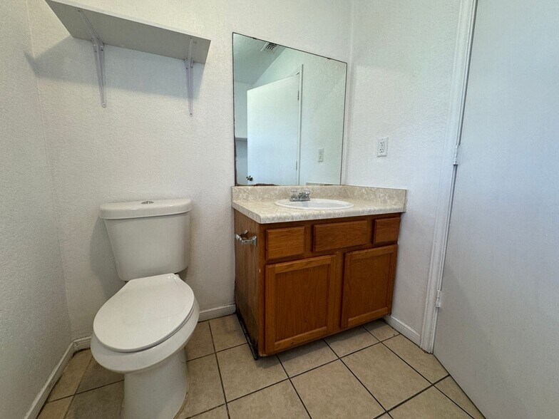 Building Photo - 2804 Leroy Cir
