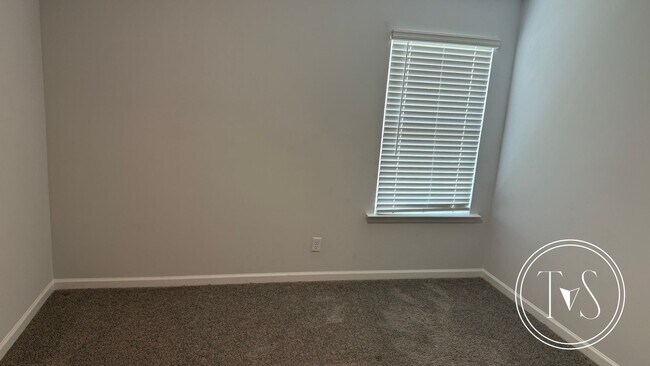Building Photo - FALL MOVE-IN SPECIAL: $1000 OFF 1ST MONTH'...