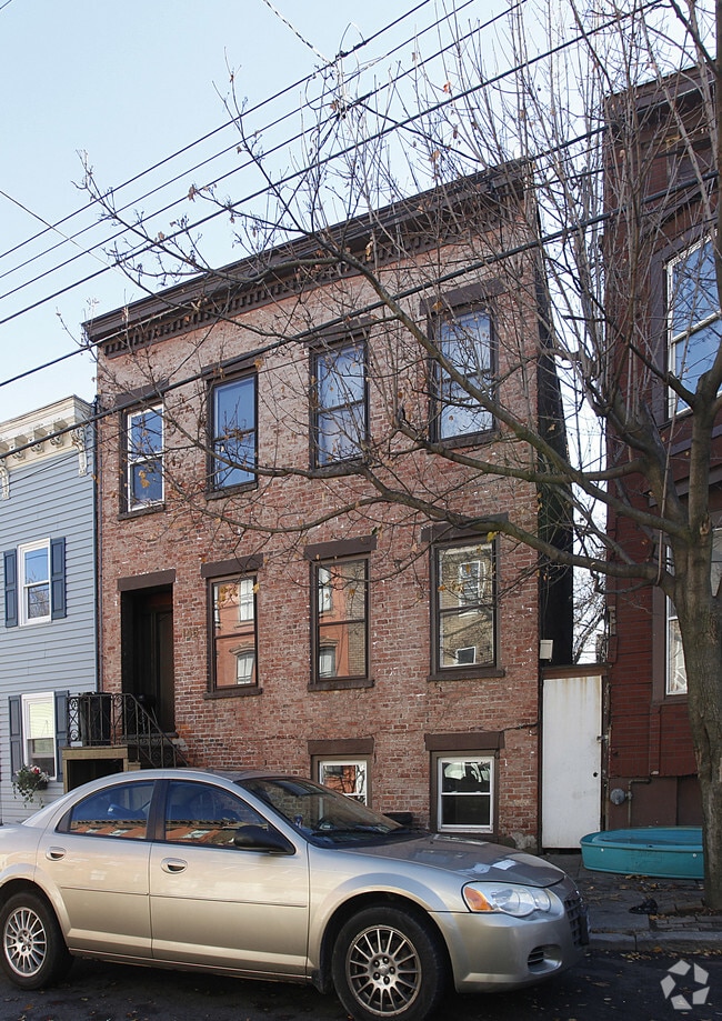 Building Photo - 146 Clinton St