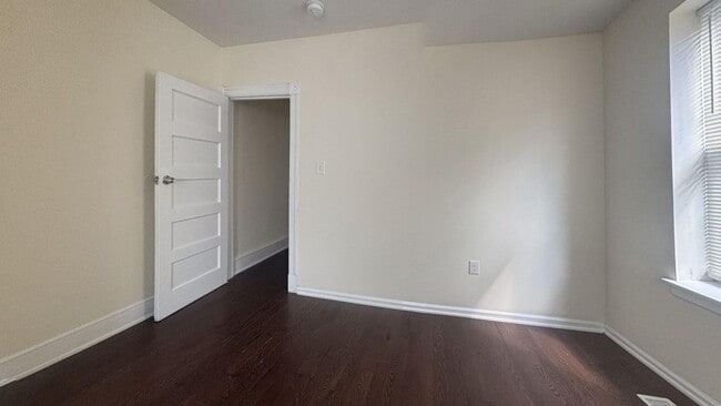 Building Photo - Newly Renovated 4BED 1.5BTH / Stainless Steel Appliances & Washer/Dryer Hookup!