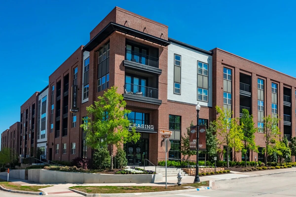 Building Photo - 502 E College St