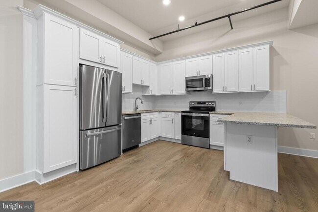 Building Photo - 30 W Broad St