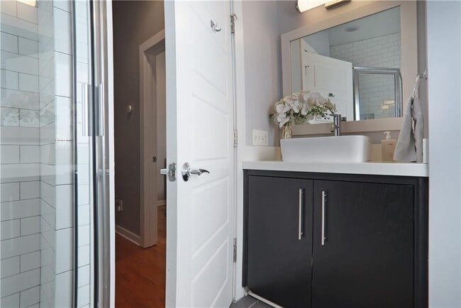 Building Photo - 472 Martin St SE