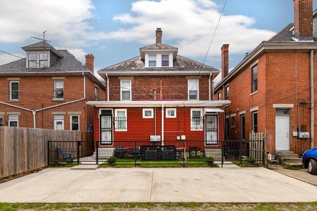 Building Photo - 480 E Sycamore St