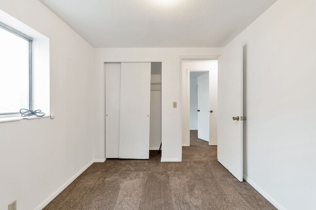 Building Photo - Spacious West Valley Duplex