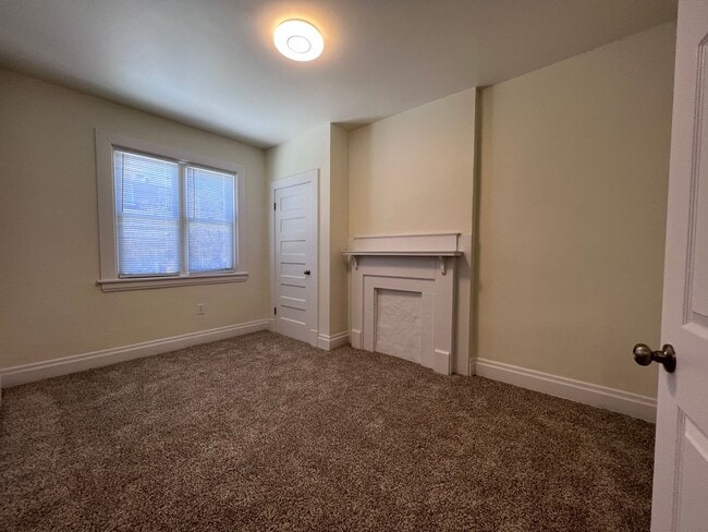 Building Photo - Updated 2BR 1 Bath townhouse with yard!