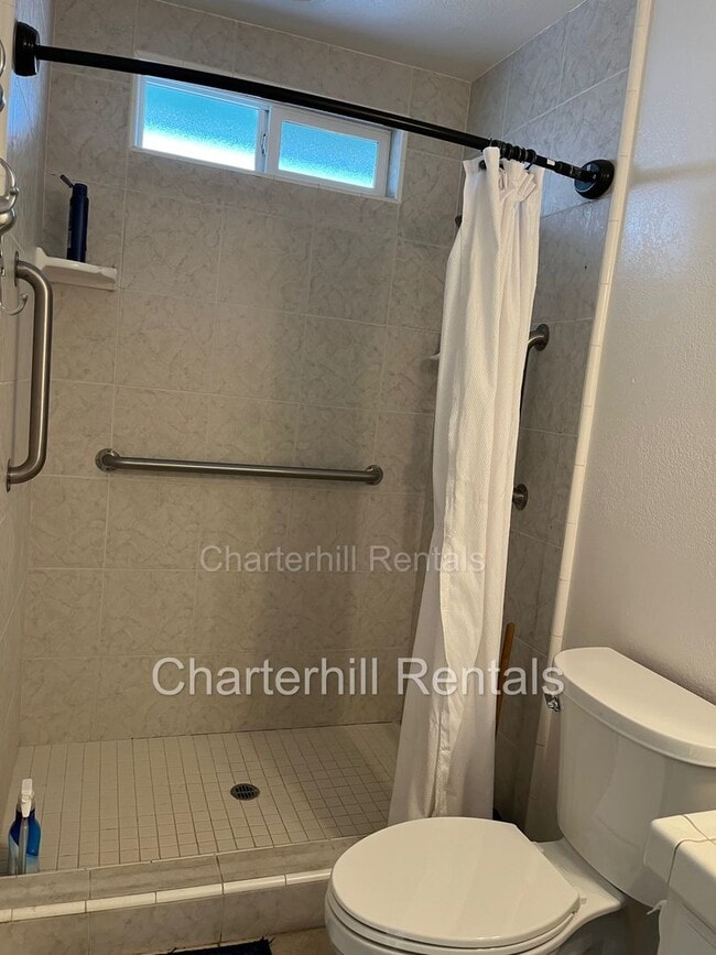 Building Photo - Lovely home on large lot down a private la...