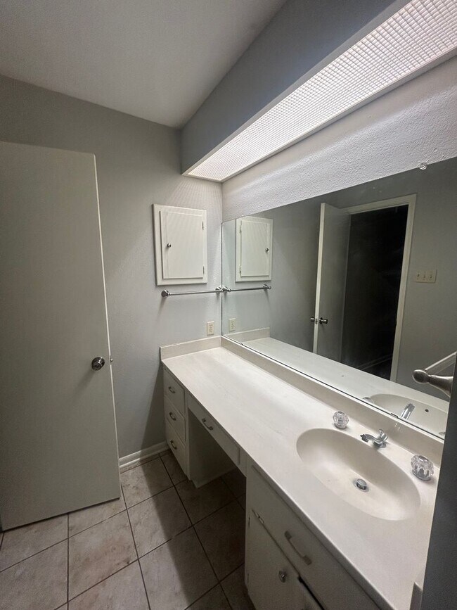 Building Photo - Updated Spacious Townhome