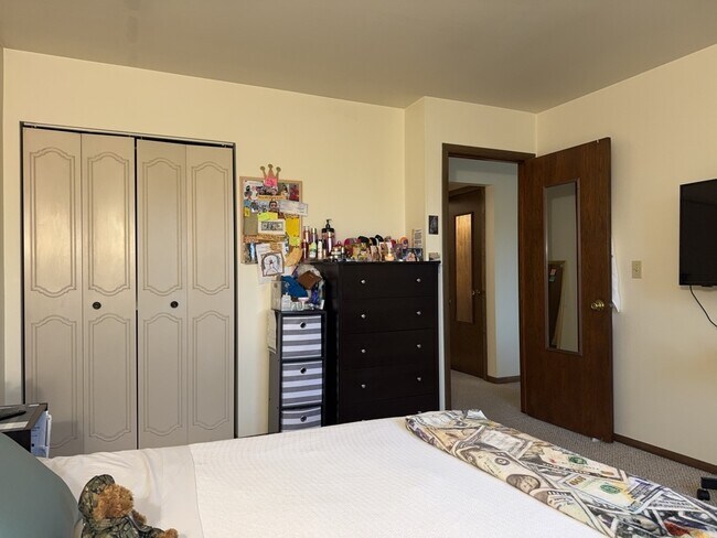 Building Photo - 1253 Getzelman Dr