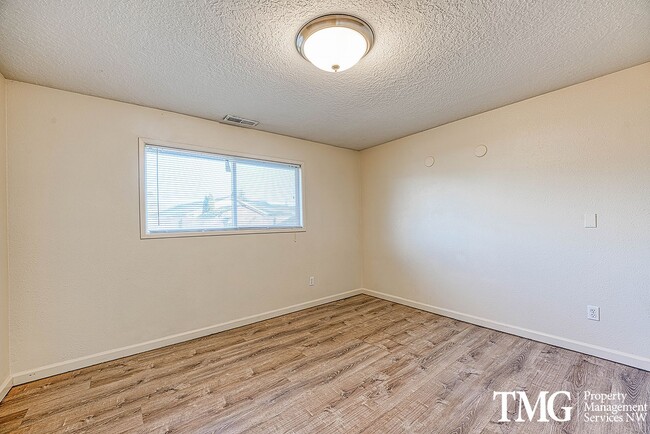 Building Photo - Tucked away 2 Bed 1 Bath Duplex in Hillsboro