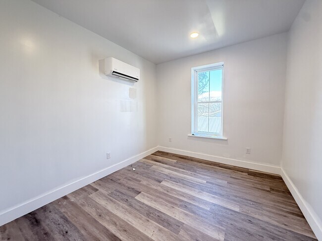 Building Photo - 272 River Rd