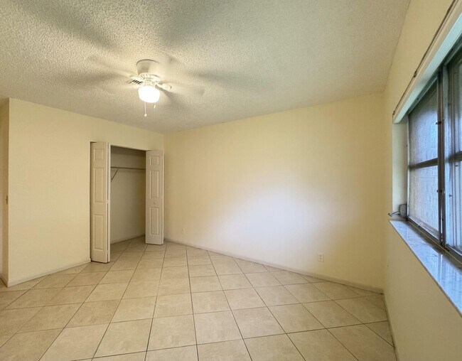 Building Photo - 1900 Palmland Dr