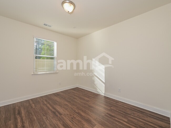 Building Photo - 2018 The Ln NE