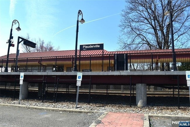 Building Photo - 139 Ray St