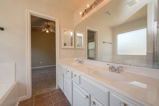 Building Photo - Spacious 3-Bedroom, 2-Bathroom Home with F...