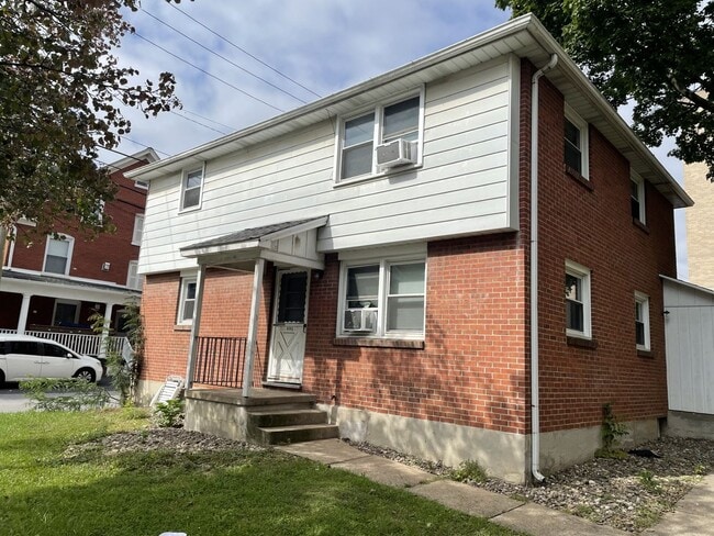 Primary Photo - 6-Bedroom 1 Block from Campus