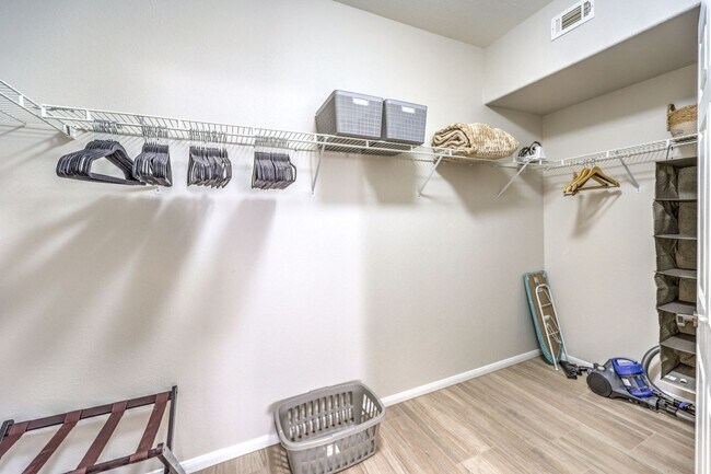 Building Photo - fully furnished, 1 bed, 1 bath condo in gated community
